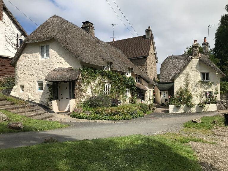 beautiful thatched holiday cottages in centre of Lustleigh