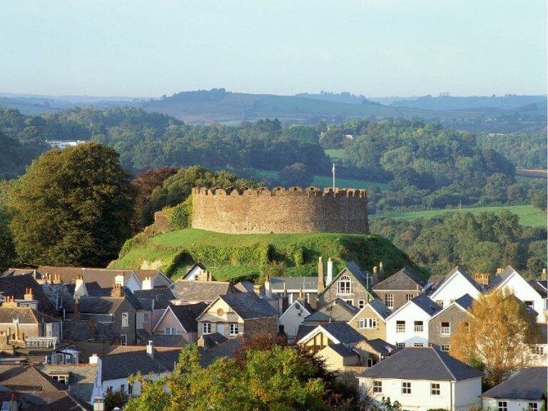 Totnes Castle sitting proudly above neighbouring houses